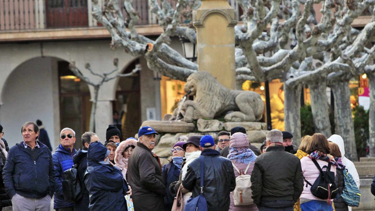 Turistas junto a la fuente de la plaza Mayor en una imagen prepandemia. MARIO TEJEDOR