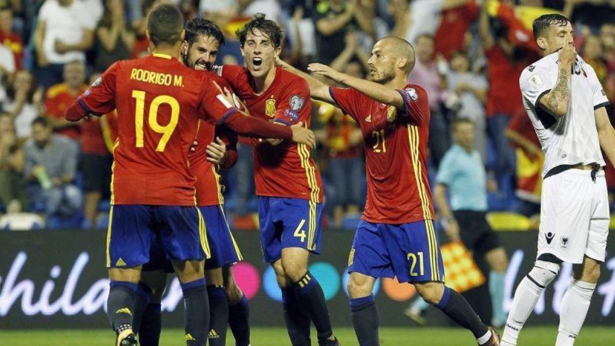 Los jugadores de La Roja celebran el segundo gol ante Albania.-EFE / JOAQUÍN P. REINA