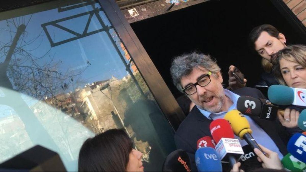 El abogado de Jordi Sànchez, Jordi Pina, en declaraciones ante la sede de la ANC durante su registro por la Guardia Civil.-AGENCIAS