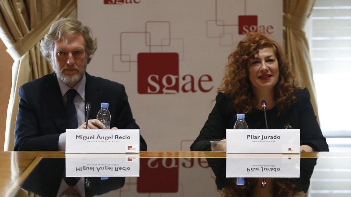 La presidenta de la SGAE, Pilar Jurado, y el director general de la entidad, Miguel Recio, en rueda de prensa el 22 de  marzo.-EFE