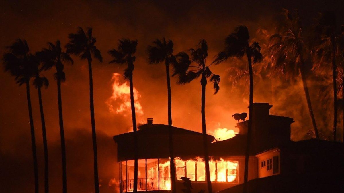 Una casa ardiendo en Malibú-
