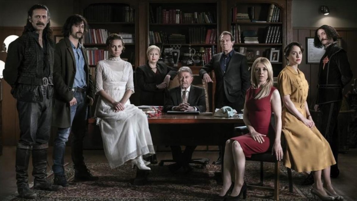 Imagen promocional con todos los protagonistas de la serie de TVE-1 'El Ministerio del Tiempo'.-