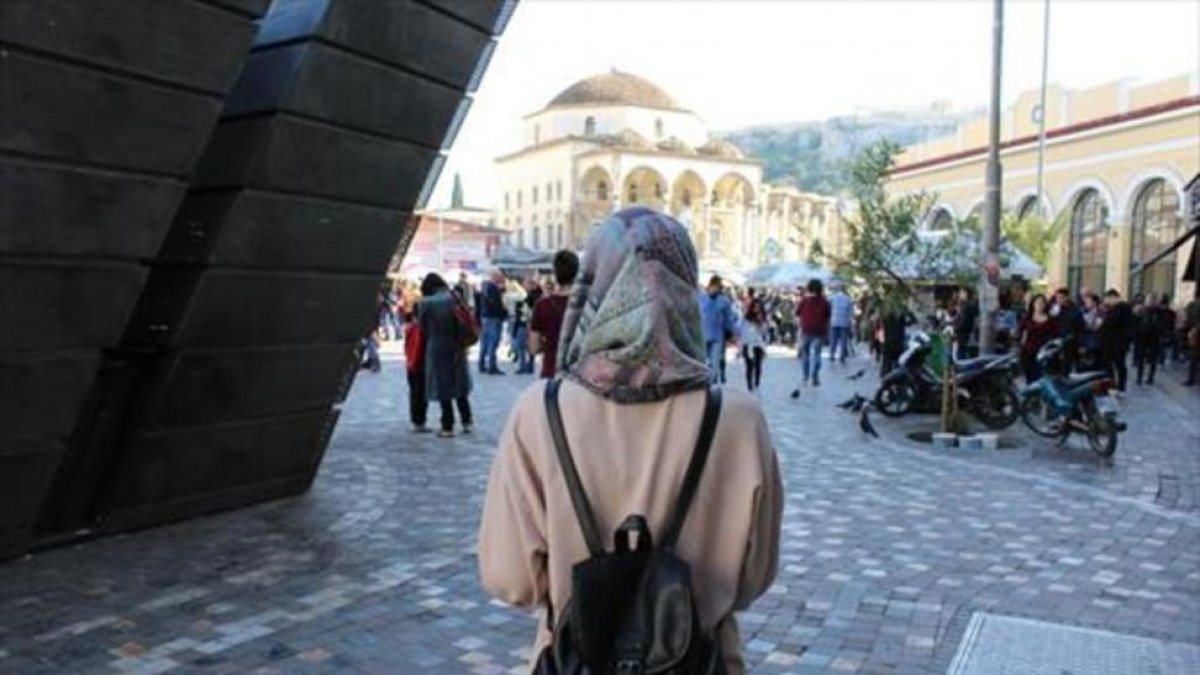 Una de las redactoras de ‘Aves Migratorias’, en la plaza de Monastiraki (Atenas).-PARASTOU HOSSAINI