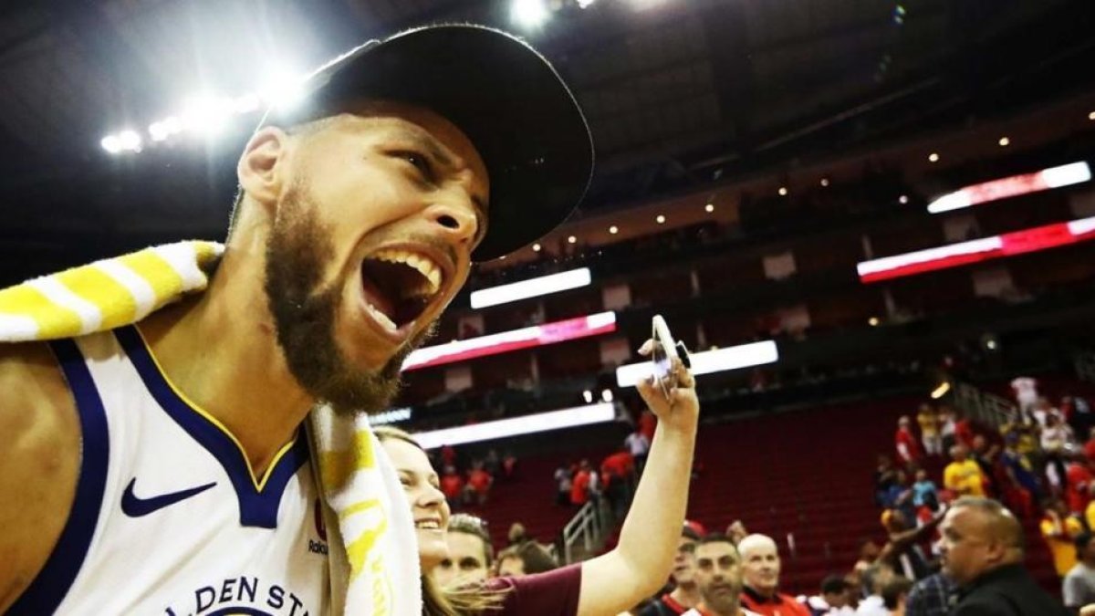 Stephen Curry celebra, eufórico, el pase a la final de la NBA tras vencer en Houston a los Rockets.-GETTY