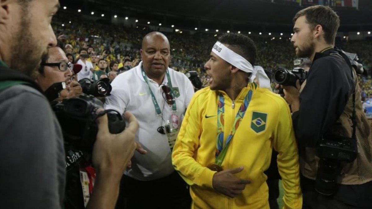 El delantero de Brasil, Neymar Jr., se encaró con un aficionado durante la celebración de la medalla de oro de los Juegos Olímpicos.-SILVIA IZQUIERDO