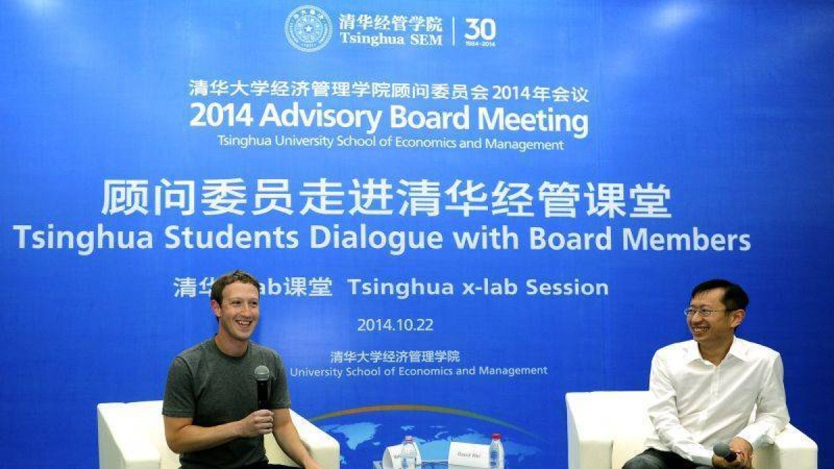Mark Zuckerberg habla mandarín en una charla con universitarios en Pekín.-Foto: AP