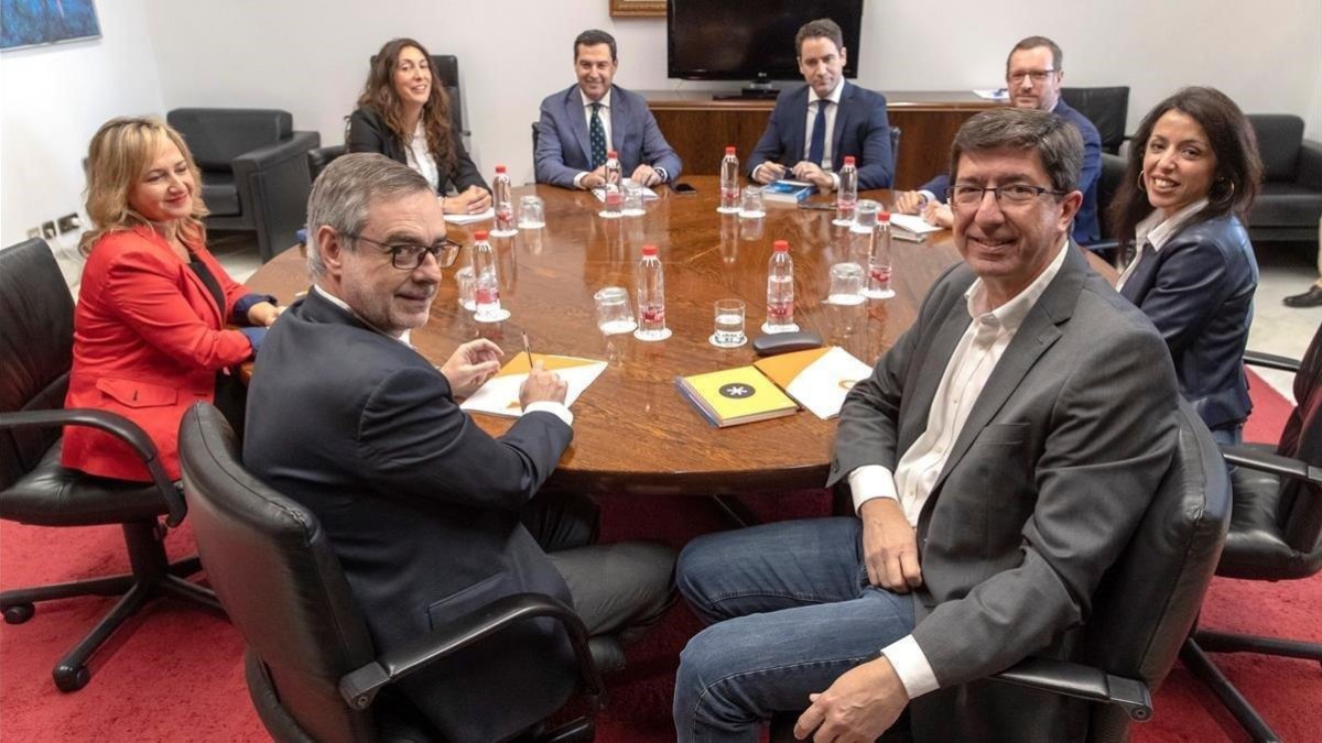 Los equipos negociadores de PP y Cs en Andalucía, el pasado 17 de diciembre, en Sevilla.-EFE /  JULIO MUÑOZ
