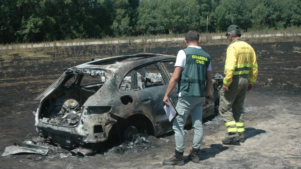 Estado en el que quedó el vehículo que, supuestamente, originó el incendio.-HDS