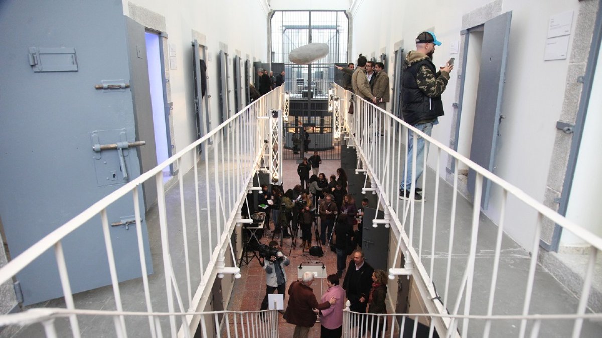 Público recorriendo las celdas que se distribuyen en la muestra ‘Galerías’, que reúne proyectos de arte contemporáneo. / LA POSADA