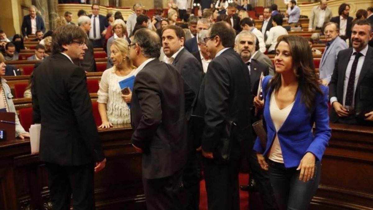 Inés Arrimadas pasa junto a miembros del Govern, este miércoles, en el hemiciclo del Parlament.-JULIO CARBO