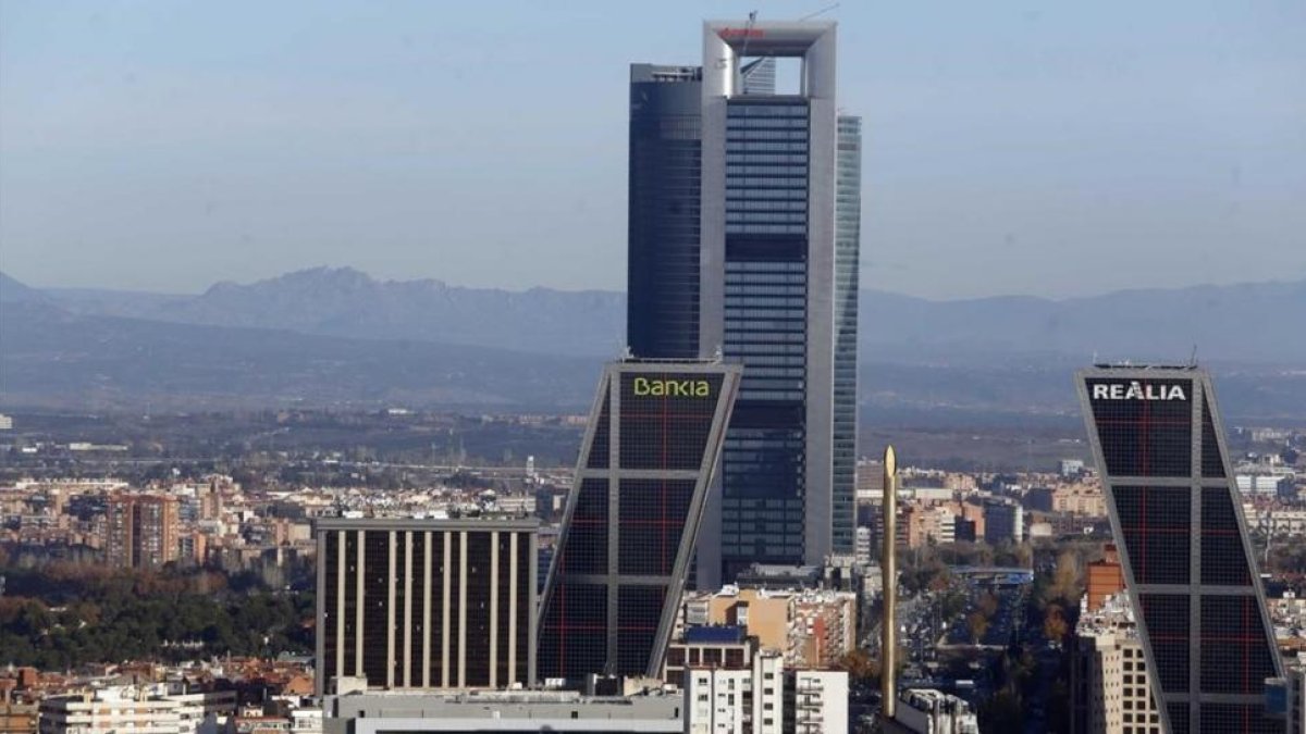 La Torre Cepsa, el edifico más alto en la foto, propiedad de Pontegadea.-/ PERIODICO
