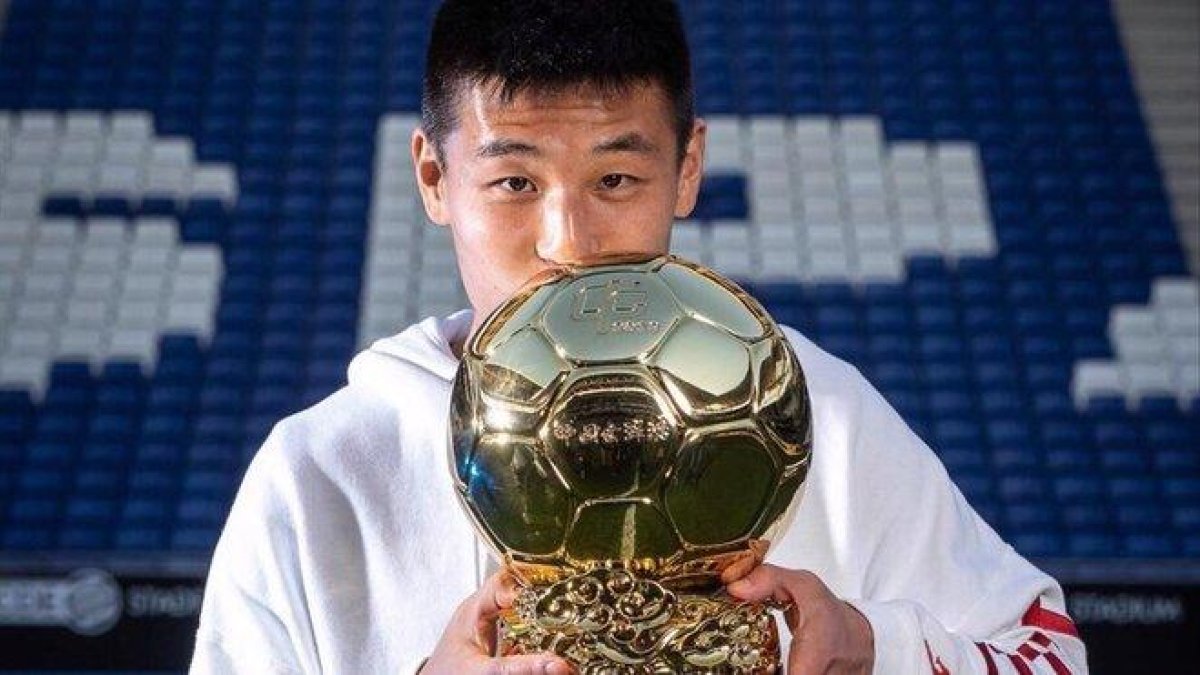 Wu Lei besa el balón de oro del 2018.-