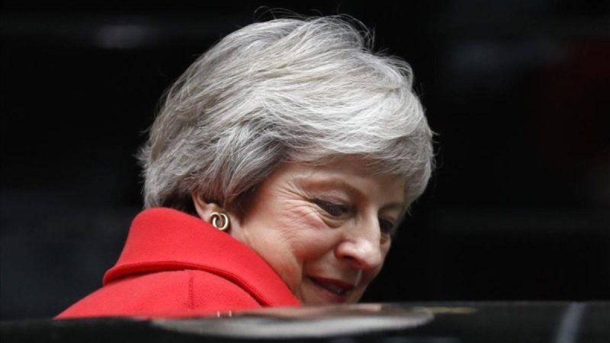 Theresa May abandona Downing Street para dirigirse a la Cámara de los Comunes-TOLGA AKMEN (AFP)
