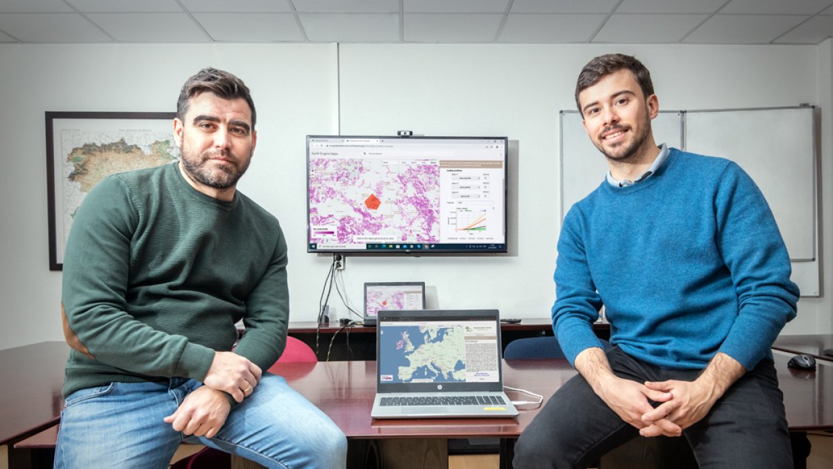 Francisco Gallego y Fernando Bezares, ingenieros de Cesefor que han trabajado en el geoportal. GONZALO MONTESEGURO