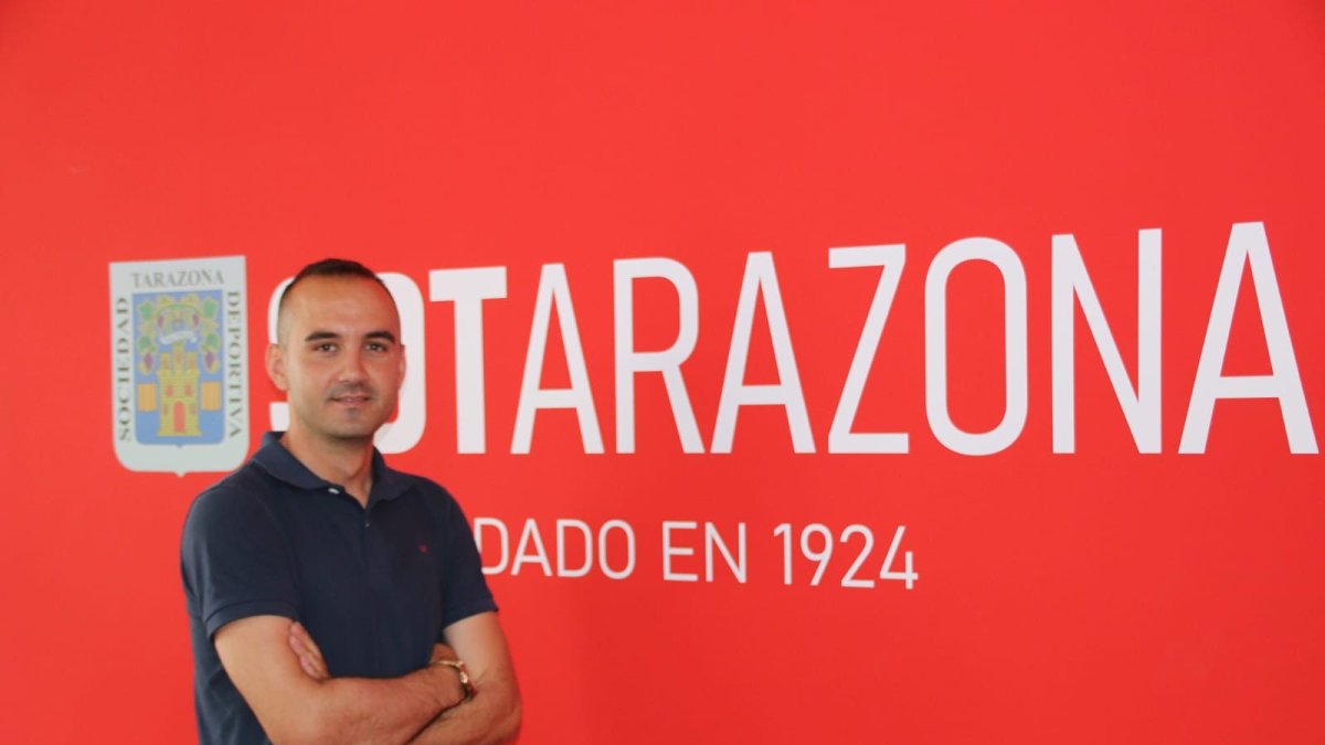 Míchel Sanz el año pasado cuando renovaba su contrato con la SD Tarazona. HDS