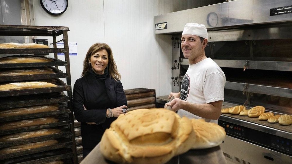 Elena Romero Marcos (i), tercera generación de panaderos y su marido, Roberto Rodríguez.-CARRASCAL