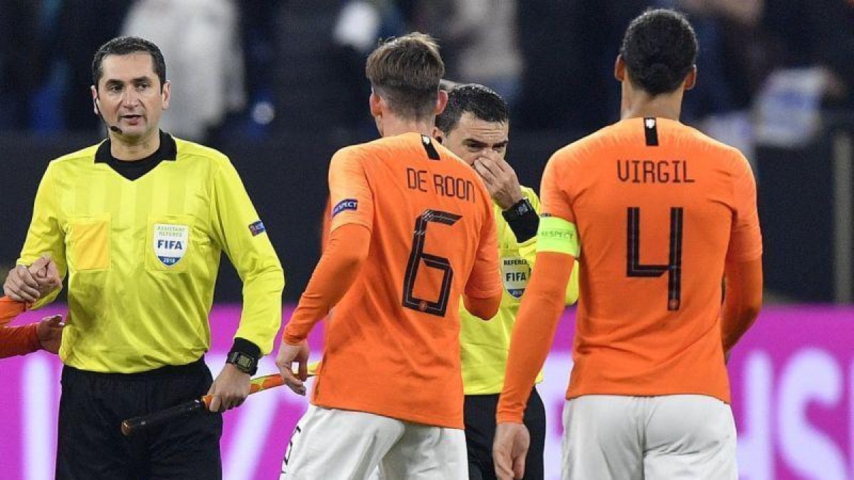 Los jugadores holandeses consuelan a Hategan al final del partido.-AP