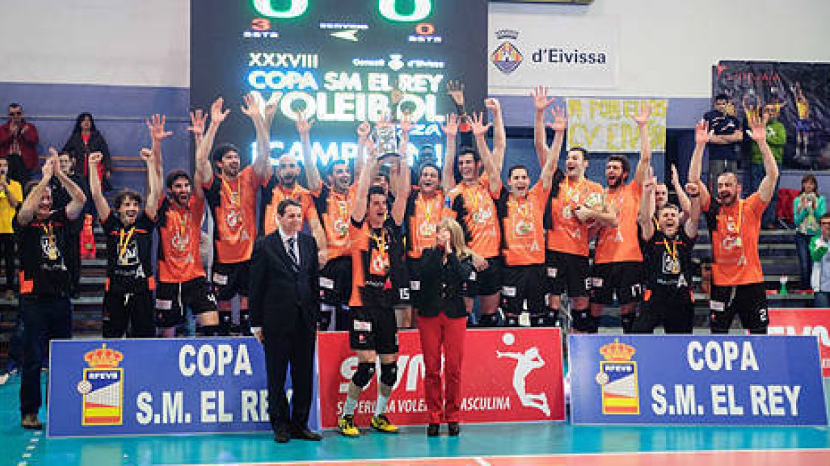 Cai Teruel celebra el título copero. / RFEVB-