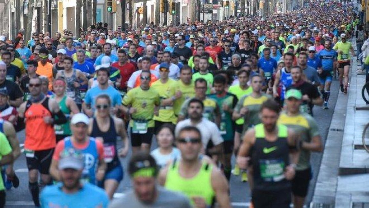 Miles de corredores de una maratón en Barcelona.-JORDI COTRINA