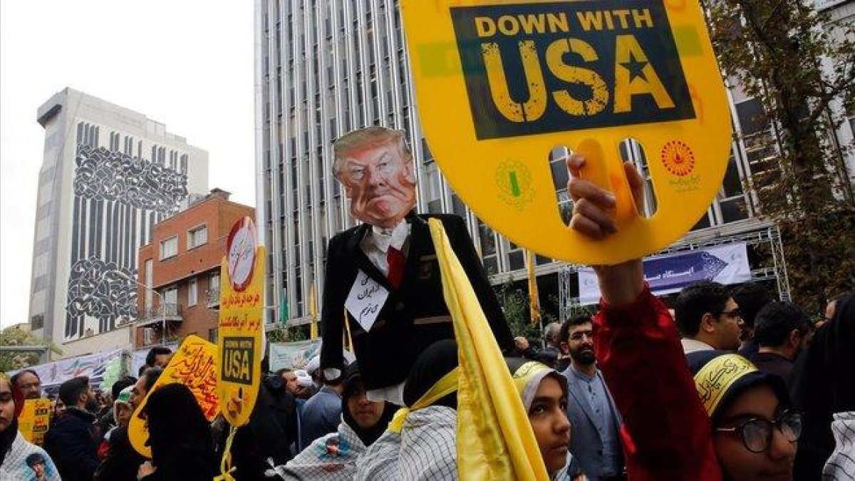 Un grupo de manifestantes muestran pancartas contra EEUU, este lunes, en Teherán.-ABEDIN TAHERKENAREH (EFE)