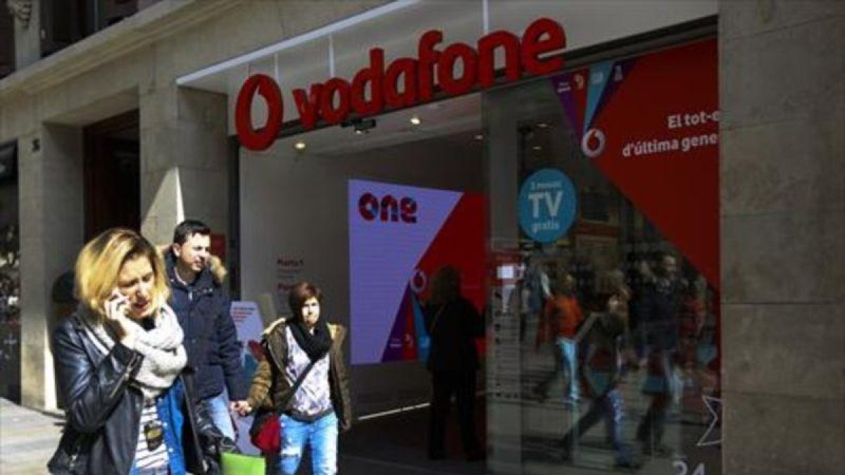 Tienda de Vodafone en el Portal de l'Àngel de Barcelona, la semana pasada.-DANNY CAMINAL
