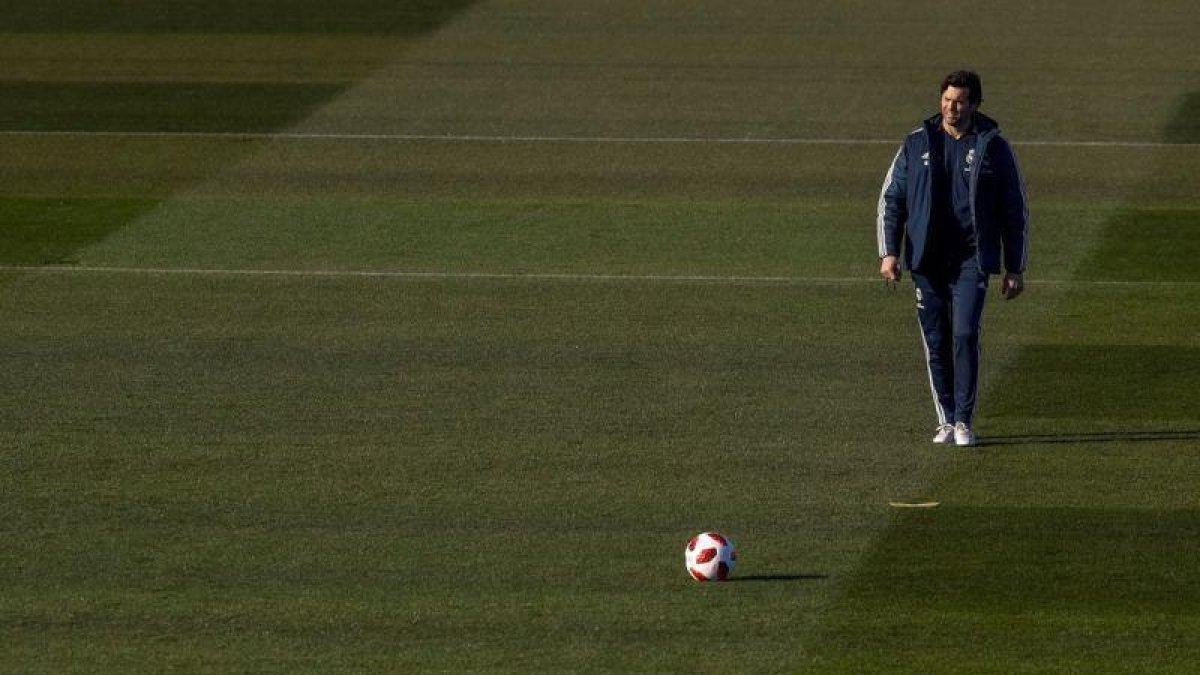 Santiago Solari durante el último entrenamiento del Madrid.-EFE