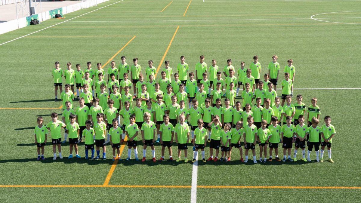 Los participantes en el campus del Numancia en una foto en las instalaciones de la Ciudad Deportiva. C.D. Numancia