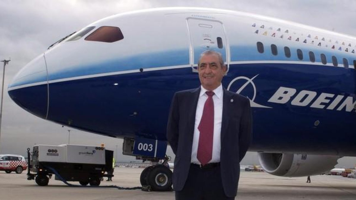 El presidente de Globalia y Air Europa, Juan José Hidalgo, ante un Boeing 787 Dreamliner,-ARCHIVO / EFE