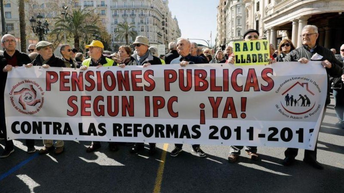 Cabecera de la manifestación de pensionistas de Valencia, este mediodía.-JUAN CARLOS CARDENAS / EFE