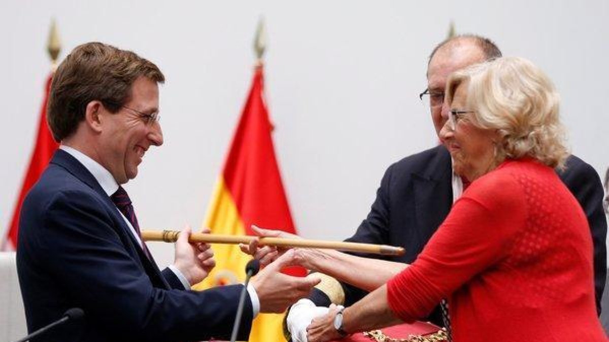 Manuela Carmena entrega el bastón de mando a Martínez Almeida, nuevo alcalde de Madrid.-EFE