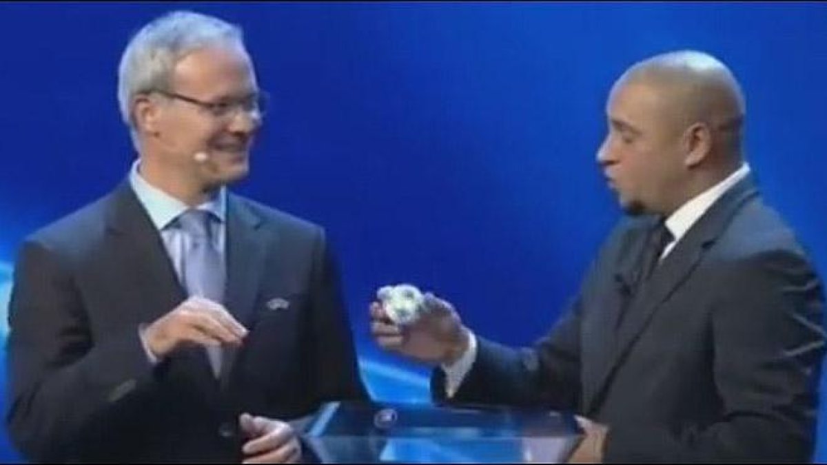 Este es el polémico momento en el que Roberto Carlos extrae y devuelve una de las bolas en el sorteo de la Champions.-YOUTUBE