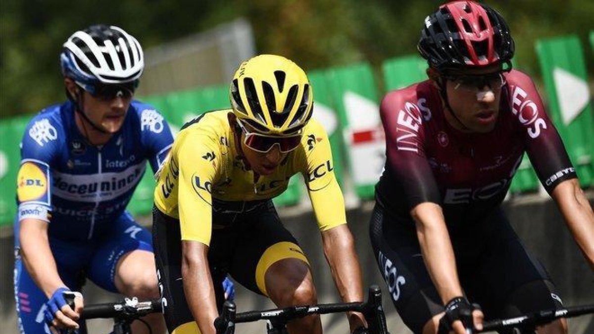 Egan Bernal, de amarillo, durante la penúltima etapa del Tour 2019.-AFP / ANNE-CHRISTINE POUJOULAT