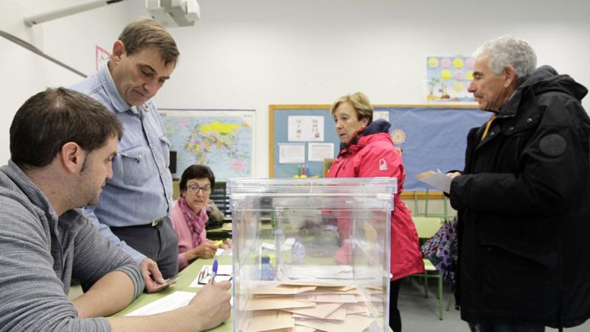 Votación en una mesa de la capital el pasado domingo.-Luis Ángel Tejedor