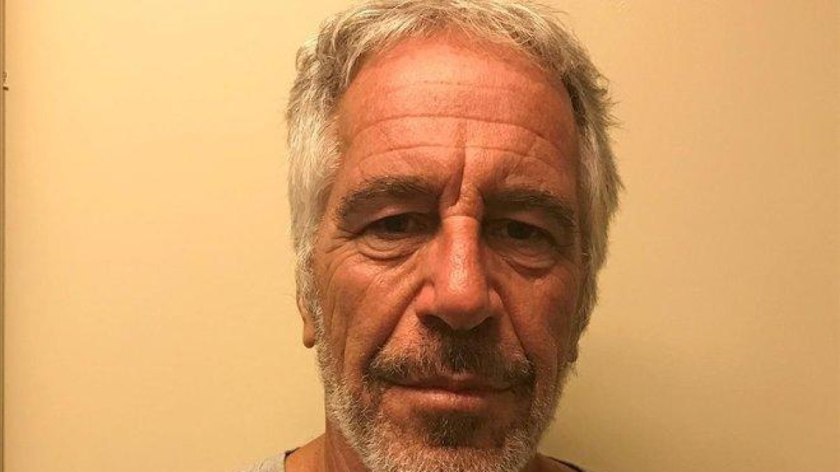 El financiero Jeffrey Epstein aparece en una fotografía tomada para el registro de delincuentes sexuales de la División de Servicios de Justicia Criminal del Estado de Nueva York, 28 de marzo de 2017.-