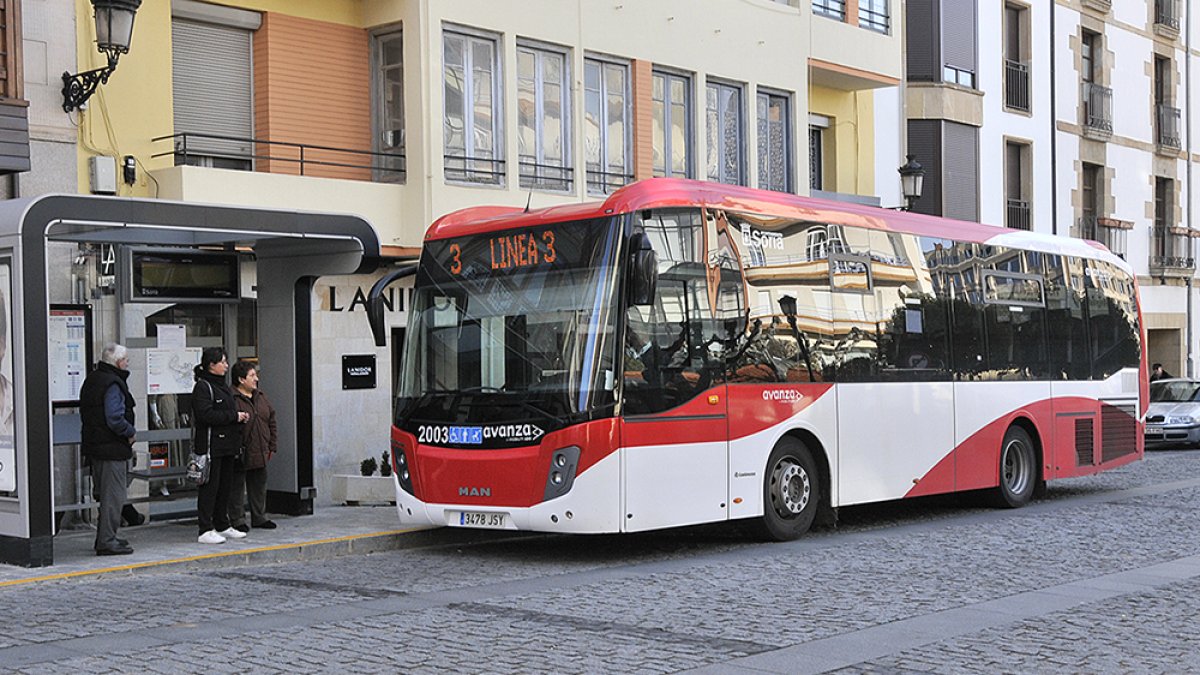 El autobús urbano para en una marquesina de la plaza Ramón y Cajal. VALENTÍN GUISANDE