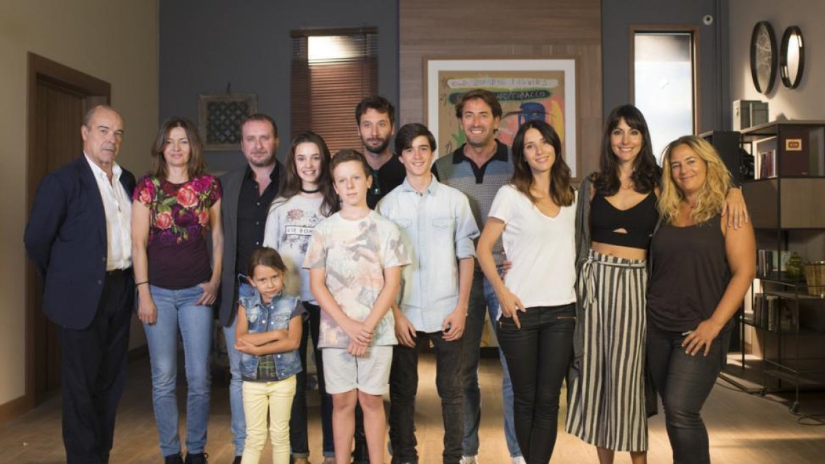 Antonio Resines (izquierda), con el resto de actores de la nueva comedia de TVE, 'iFamily'.-LAURA PERIS