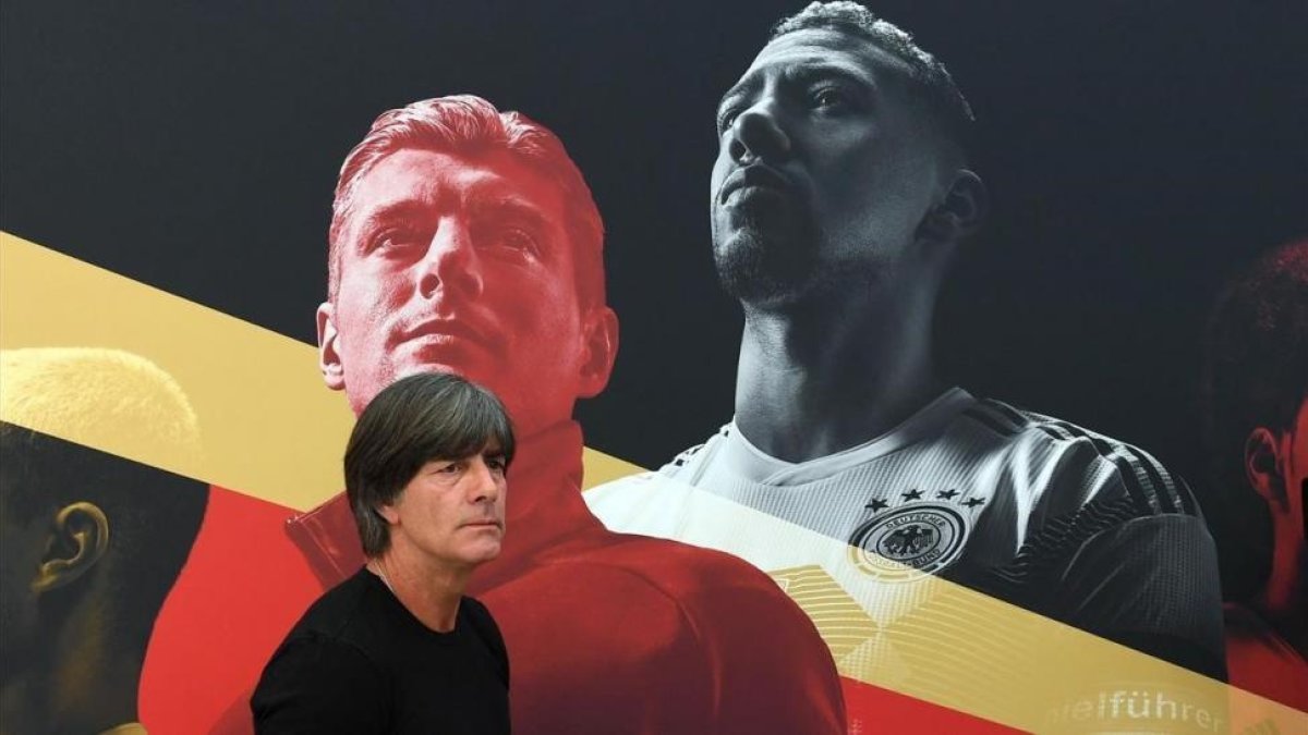 El seleccionador Löw, en la concentración de Alemania junto a una imagen de Kroos y Boateng.-/ AFP / CHRISTOF STACHE