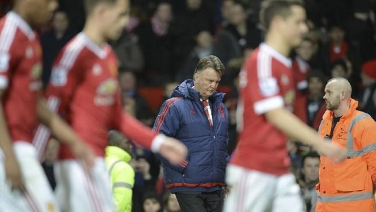 Van Gaal y los jugadores del Manchester United abandonar Old Trafford tras perder con el Southampton.-AFP / OLI SCARFF