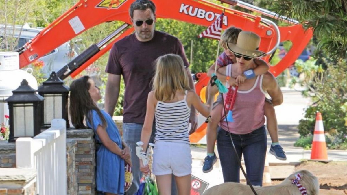 Ben Affeck y Jennifer Garner celebran el 4 de julio con sus hijos Violet, Seraphina y Samuel.-GTRES
