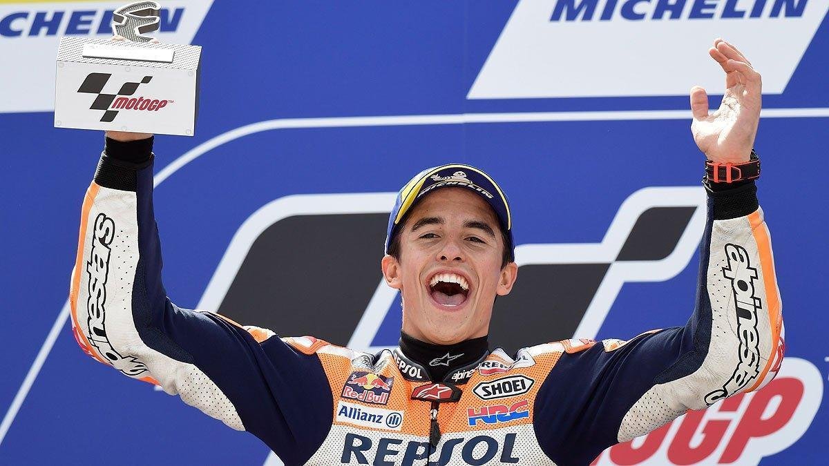 Marc Márquez celebra su victoria en el GP de Aragón de MotoGP.-AFP