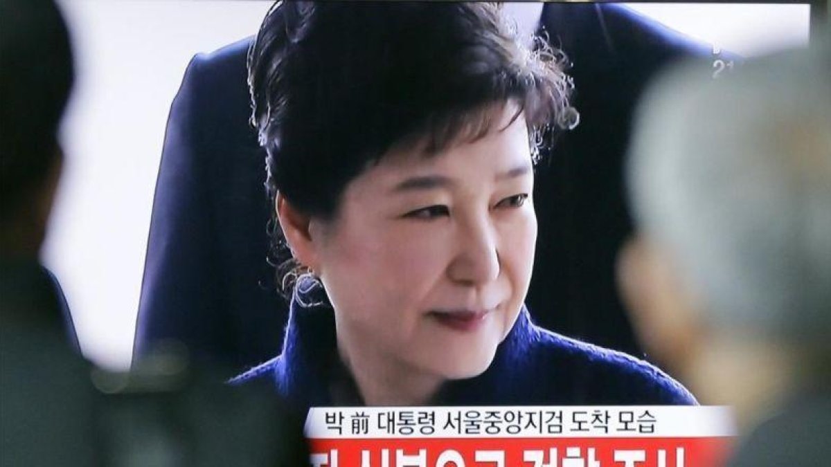 Park Geun-hye, en una imagen de televisión, a su llegada a la fiscalía, en Seúl, el 21 de marzo.-AP / AHN YOUNG-JOON