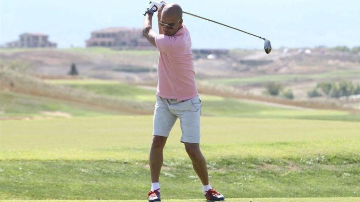Pep Guardiola juega a golf durante unas vacaciones en Italia, en el 2011.-EL PERIÓDICO