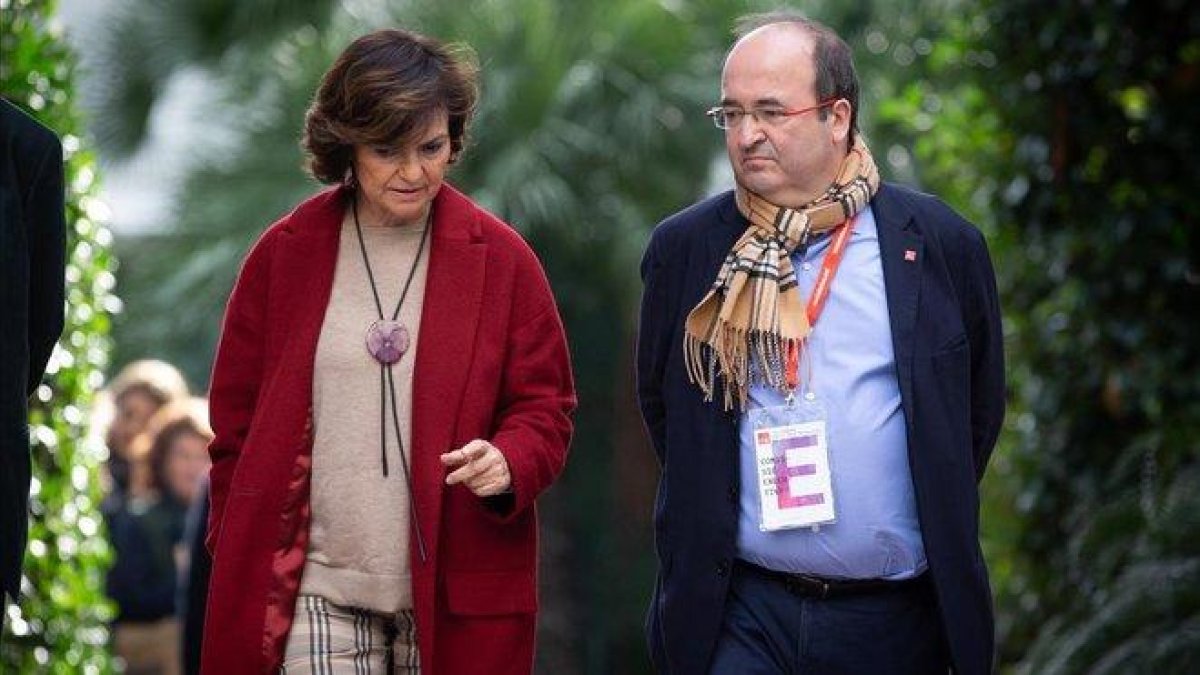 La vicepresidenta en funciones, Carmen Calvo, y el primer secretario del PSC, Miquel Iceta, en el congreso de los socialistas catalanes.-EUROPA PRESS