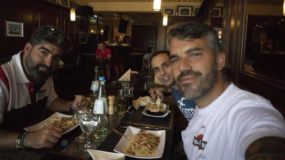 José Alcaide, Dani Menacho y Jesús Robledo, en uno de los restaurantes del circuito de Nurburgring. /-JESUS ROBLEDO