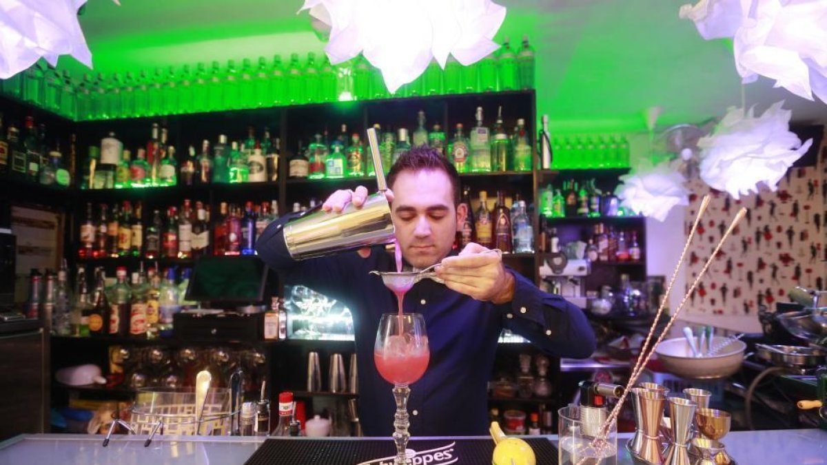 la hora de preparar un cóctel el barman desarrolla su propia idea buscando el equilibrio entre los ingredientes. Abajo el Try´s Essence.-RAÚL OCHOA