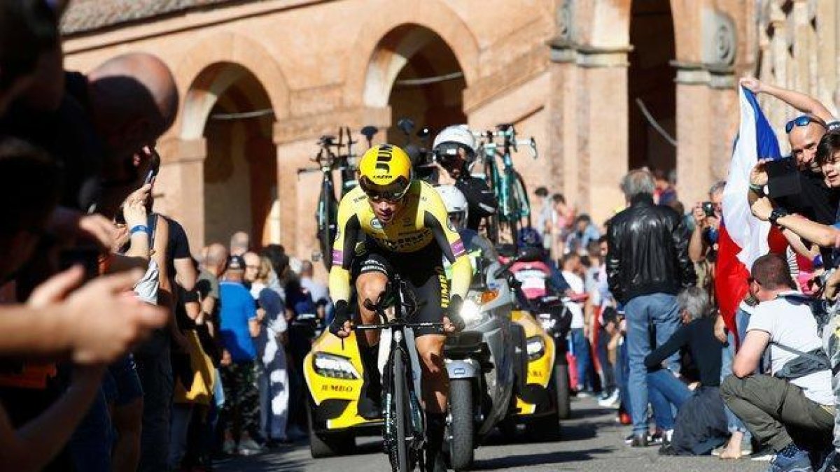 Primoz Roglic, camino de su victoria en la primera etapa del Giro.-AFP