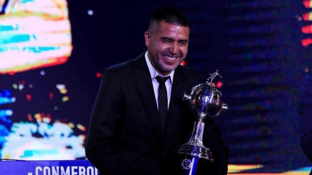 Riquelme, el 17 de diciembre del 2019, recibiendo una réplica de la Copa Libertadores.-