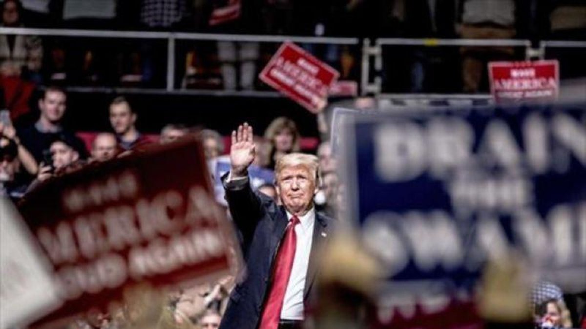 Trump saluda a sus seguidores en Nashville (Tennessee)-EFE / RICK MUSSACHIO