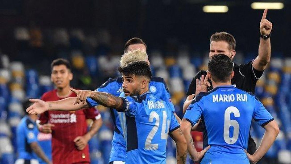 Los jugadores del Nápoles protestan ante el colegiado en el partido ante el Liverpool.-AFP
