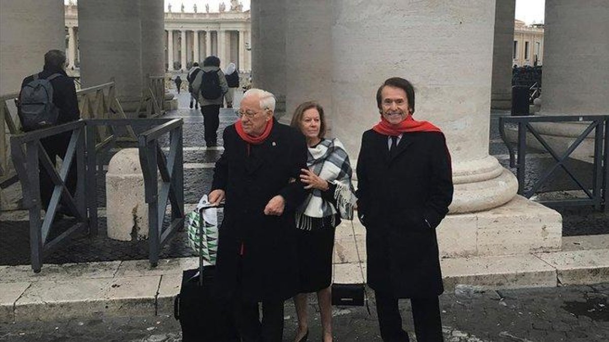 Raphael, junto a su esposa, Natalia Figueroa, y el padre Ángel, este lunes en Roma.-